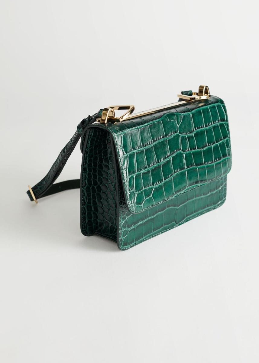 Bolso de piel de cocodrilo en color verde, de &amp; Other Stories (139 euros)