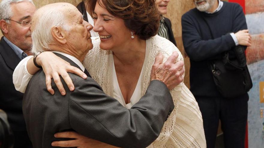 La consejera de Cultura y Turismo, María Josefa García Cirac, saluda al escultor Venancio Blanco en la presentación de Las Edades del Hombre AQVA, en Toro