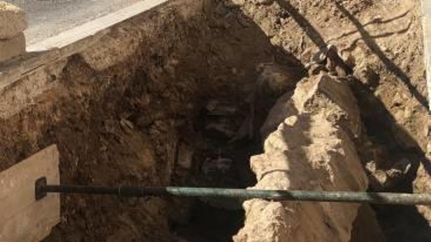 La calle de Sant Miquel, donde van los contenedores con las obras paralizadas.