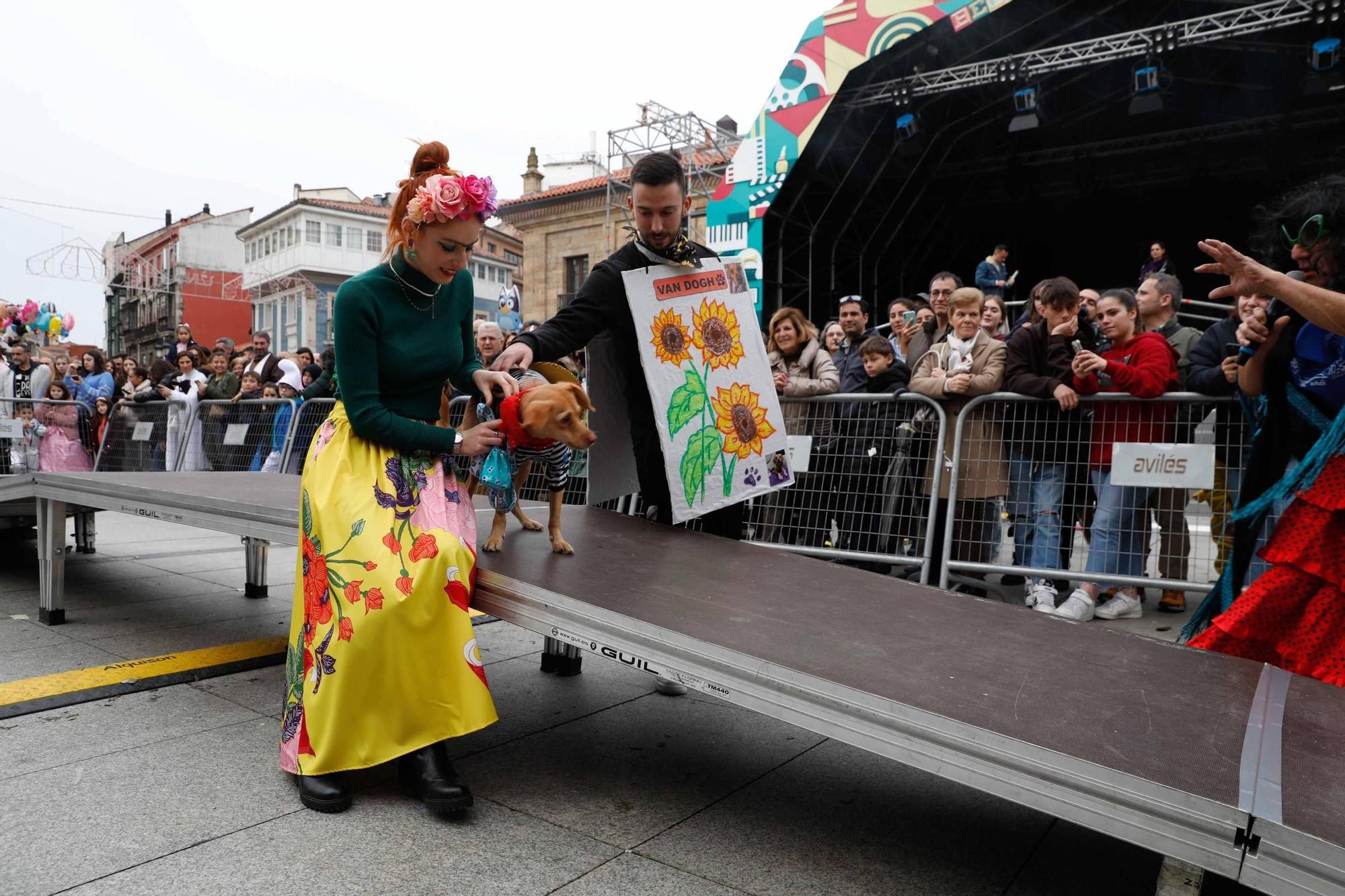 Las mascotas antroxaes desfilan ante su público