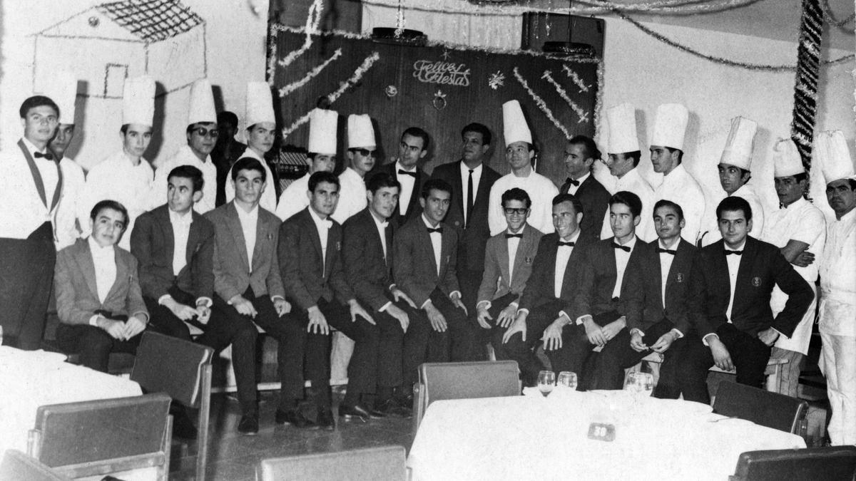 Equipo de camareros y cocineros de La Rotonda en la Nochevieja del año 1964.