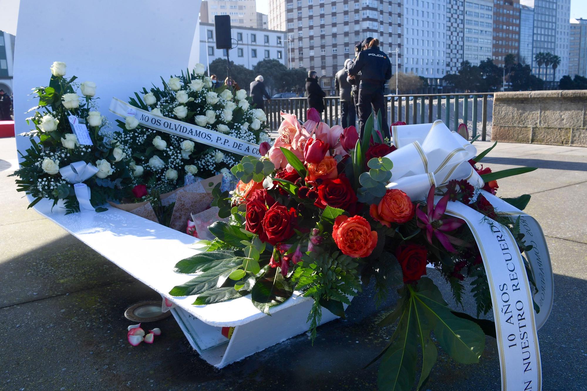 A Coruña recuerda a los héroes del Orzán en un emotivo acto