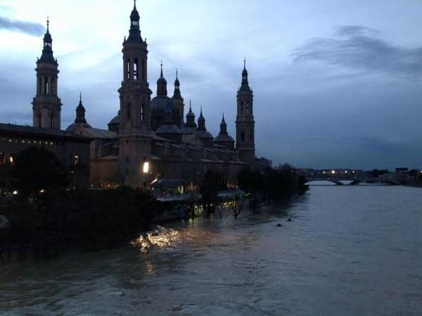 Fotogalería: La crecida del Ebro a su paso por Zaragoza