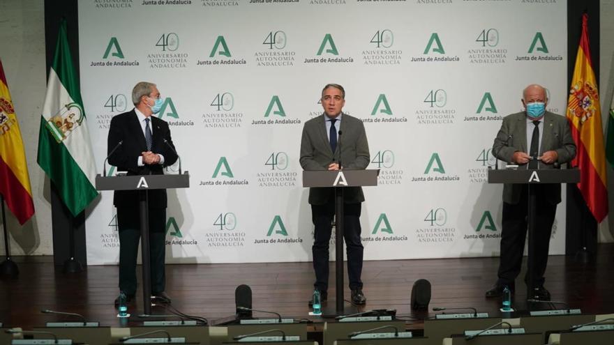 Rogelio Velasco, Elías Bendodo y Jesús Aguirre, tras la reunión del Consejo de Gobierno.