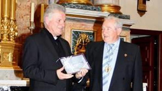 El pregón del abad Ángel Saneugenio  abre la Semana Santa de Oliva