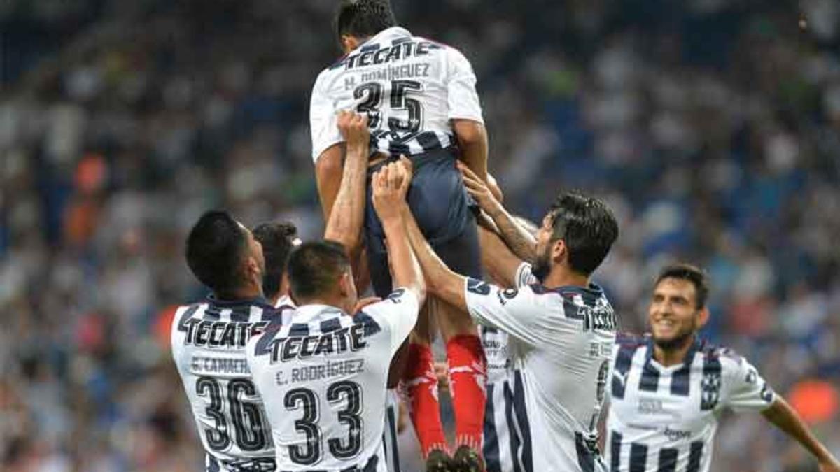 Jugadores de los Rayados de Monterrey de México festejan un gol.