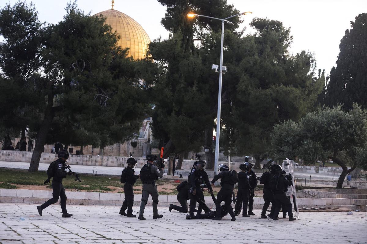Israeli security forces clash with Palestinian protestors at the compound that houses Al-Aqsa Mosque, known to Muslims as Noble Sanctuary and to Jews as Temple Mount, in Jerusalems Old City