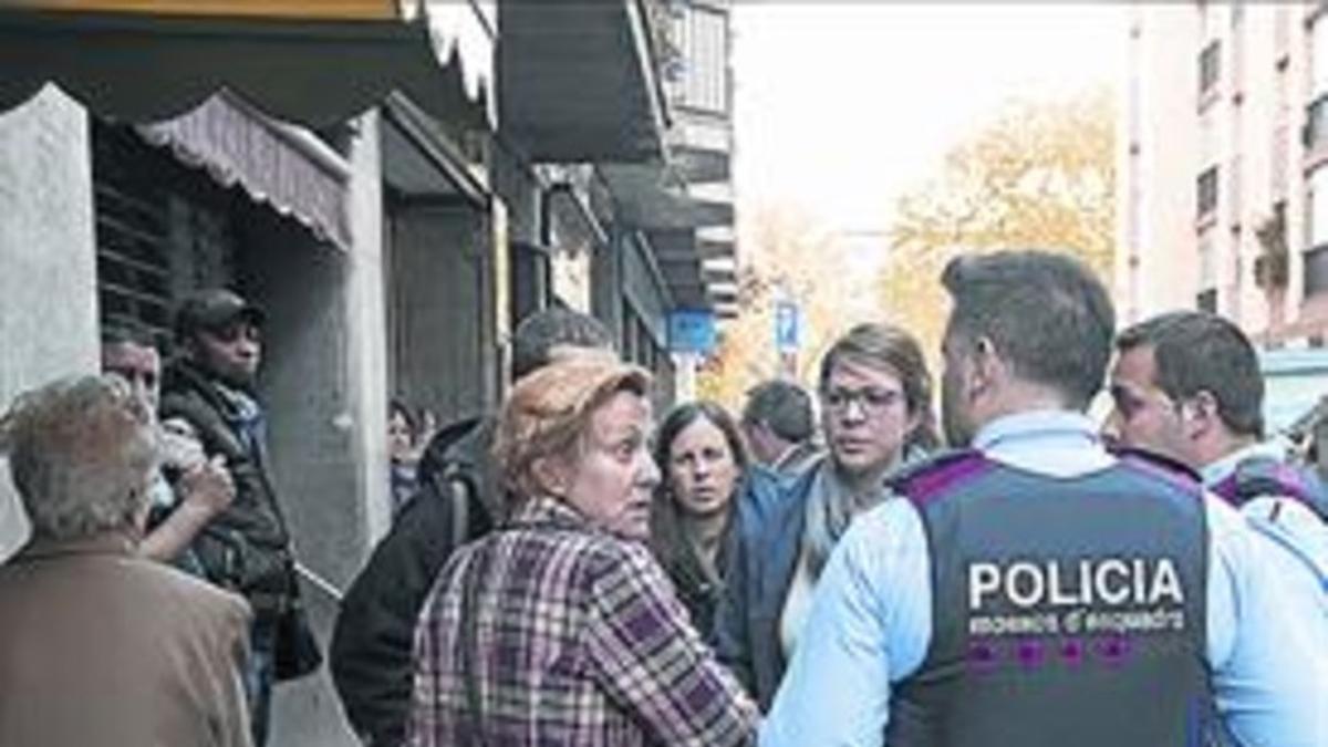 Una mediadora de la UCER informa a dos mossos.