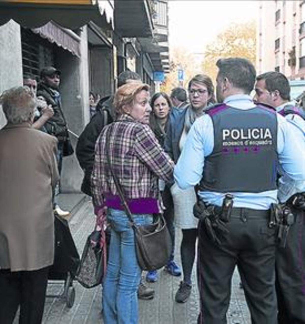 Una mediadora de la UCER informa dos mossos. Una mediadora de la UCER informa dos mossos.