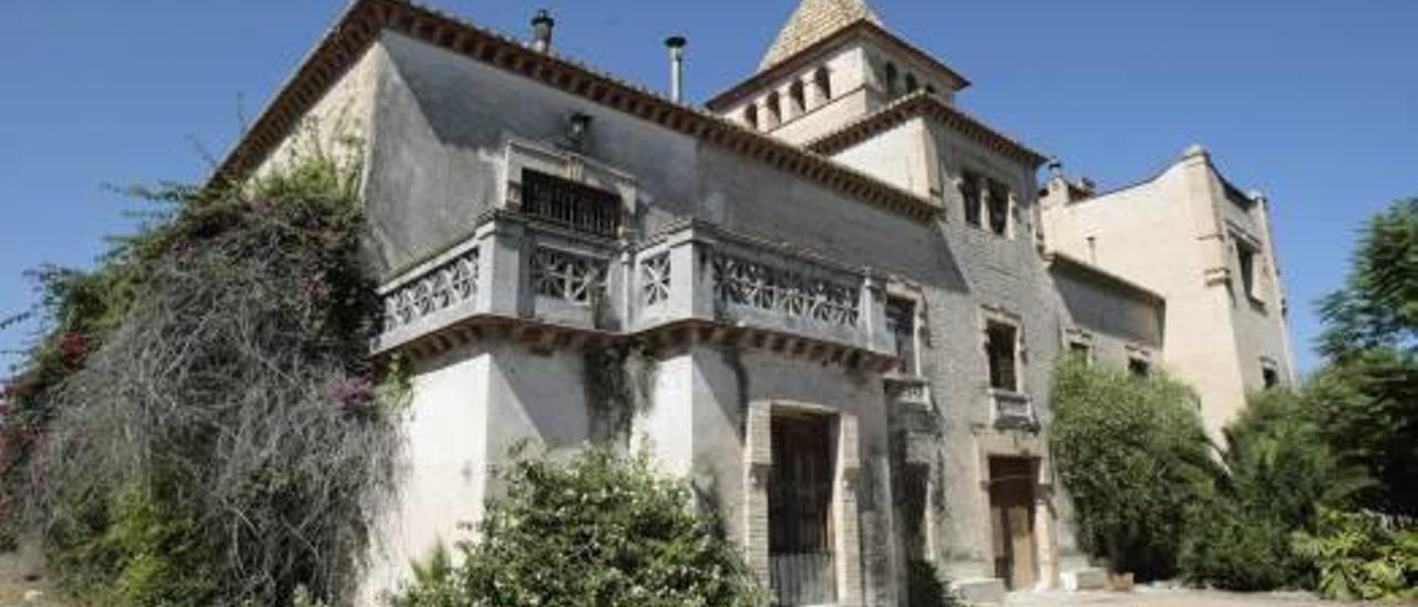 Dos imágenes de la Torre dels Pares. A la izquierda una vista del edificio, y a la derecha el camino rural y la Bassa de Vivanco.