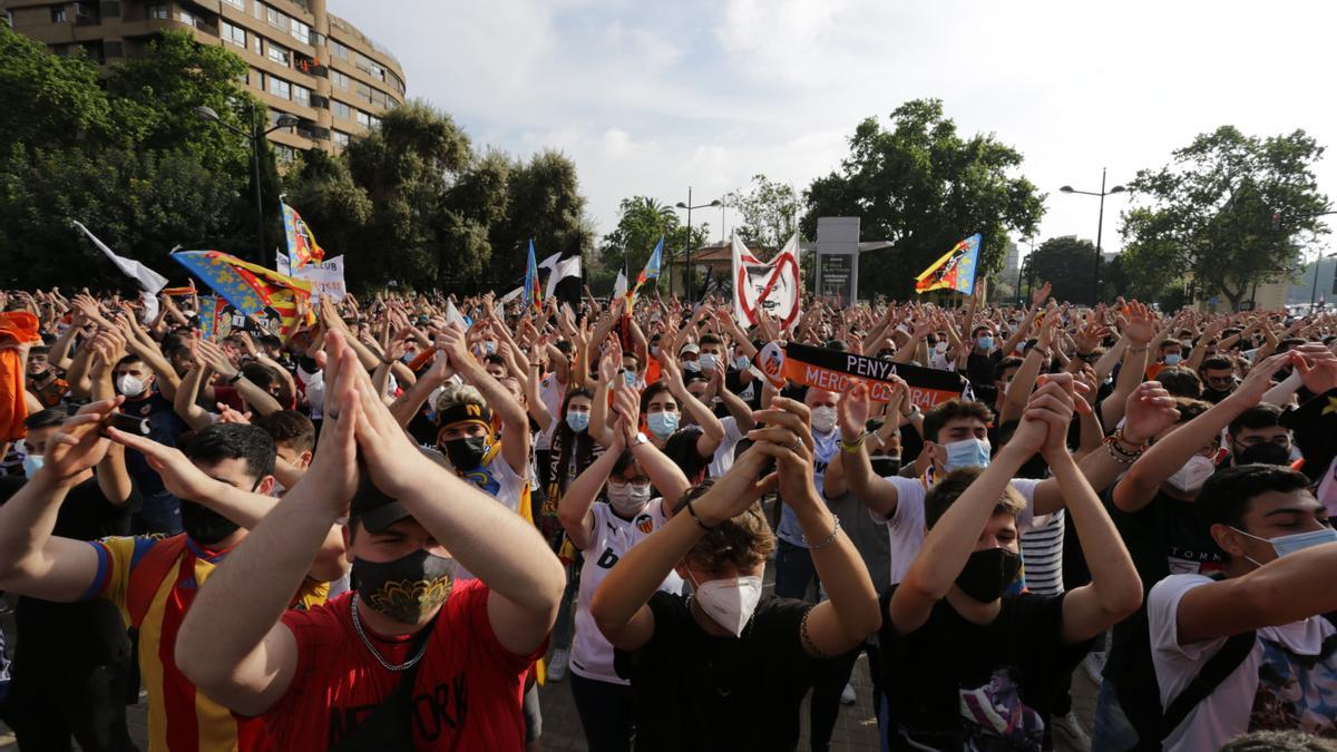 Las imágenes de la marcha de la afición valencianista contra Lim