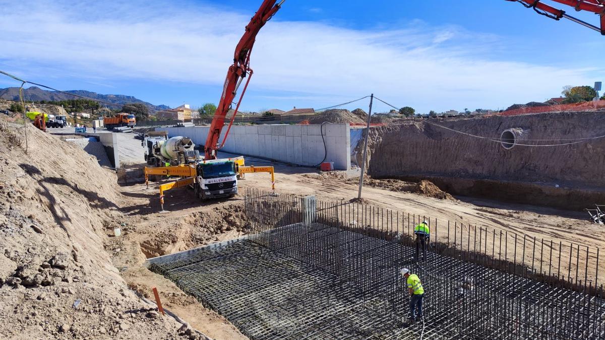 Construcción del paso inferior del ferrocarril en el Tramo I de la Ronda Central de Evacuación.