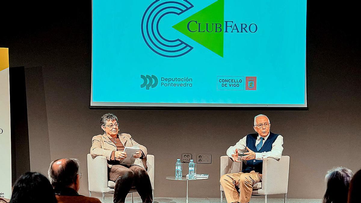 Marisa Castro foi presentada por Xosé González, onte, no Club FARO.