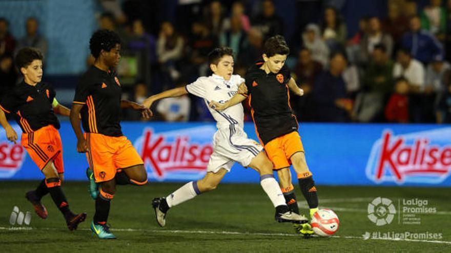 El punto sumado ante el Madrid deja con vida al Valencia.