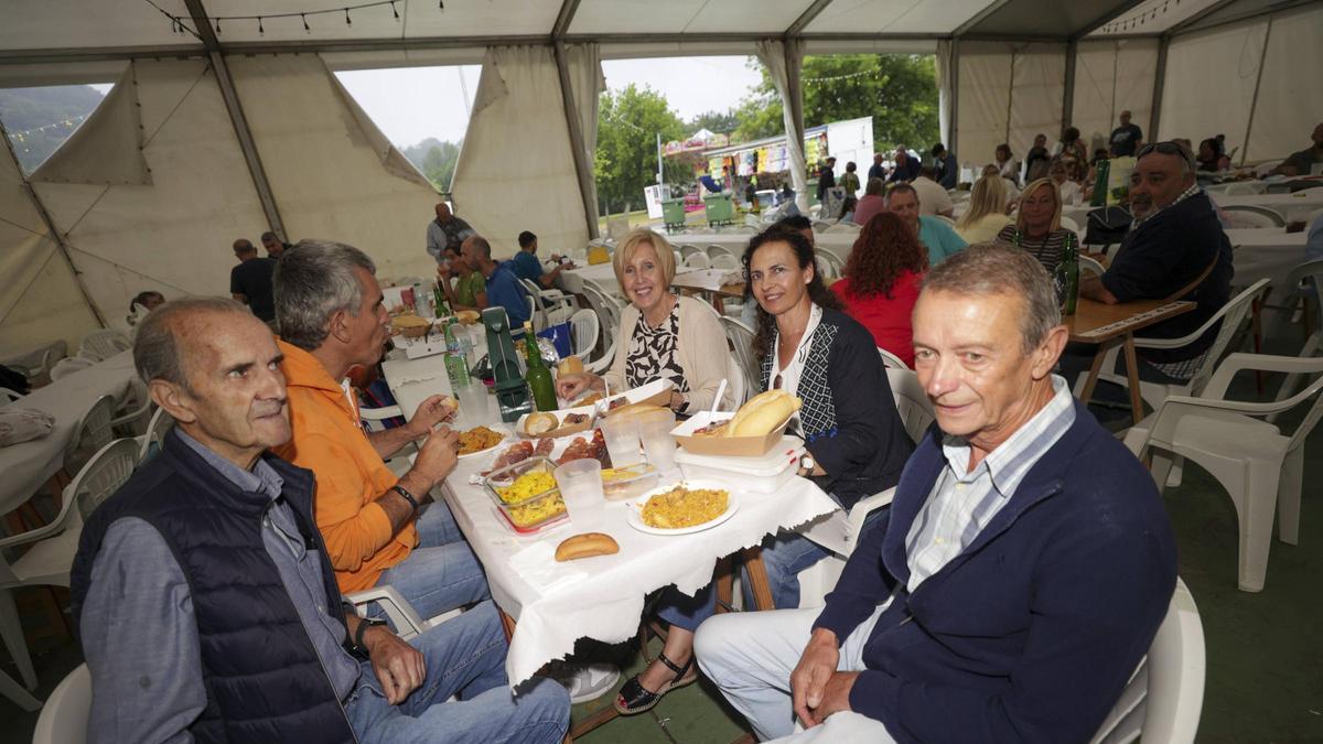 Un grupo de comensales de la paella popular de San Juan de Santianes.