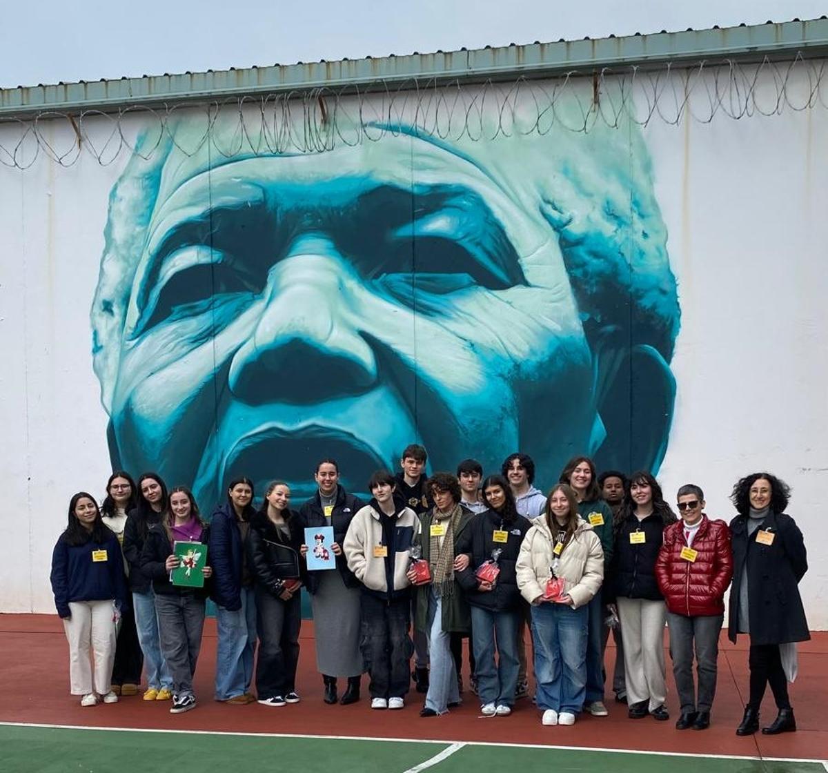 Alumnado de bachillerato del IES de Cacheiras en una de sus visitas al centro penitenciario de Teixeiro.