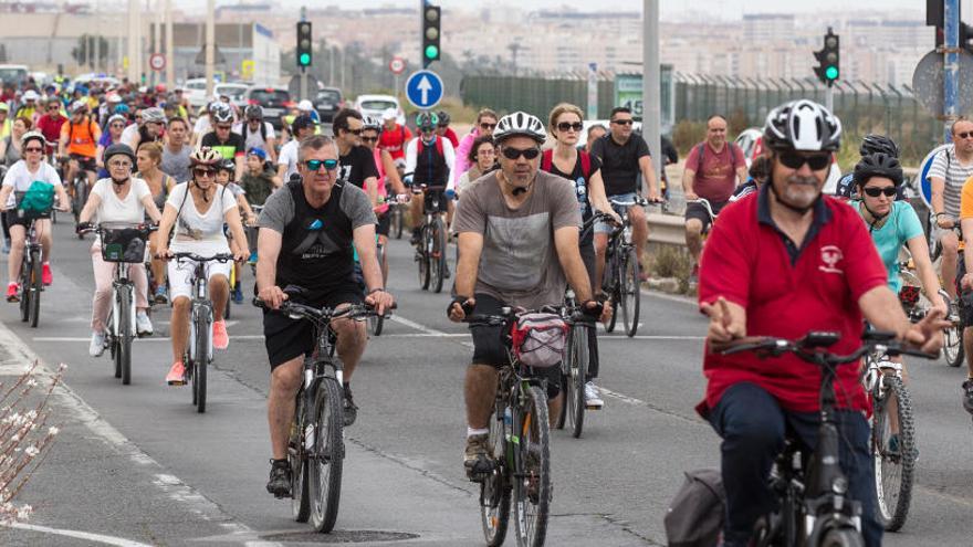 Reivindican un carril bici litoral desde El Postiguet hasta el Saladar