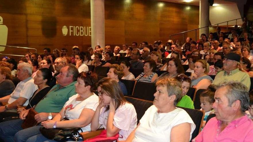 Reunión de los vecinos de Ons con el Concello de Bueu, para protestar por las limitaciones de acceso.