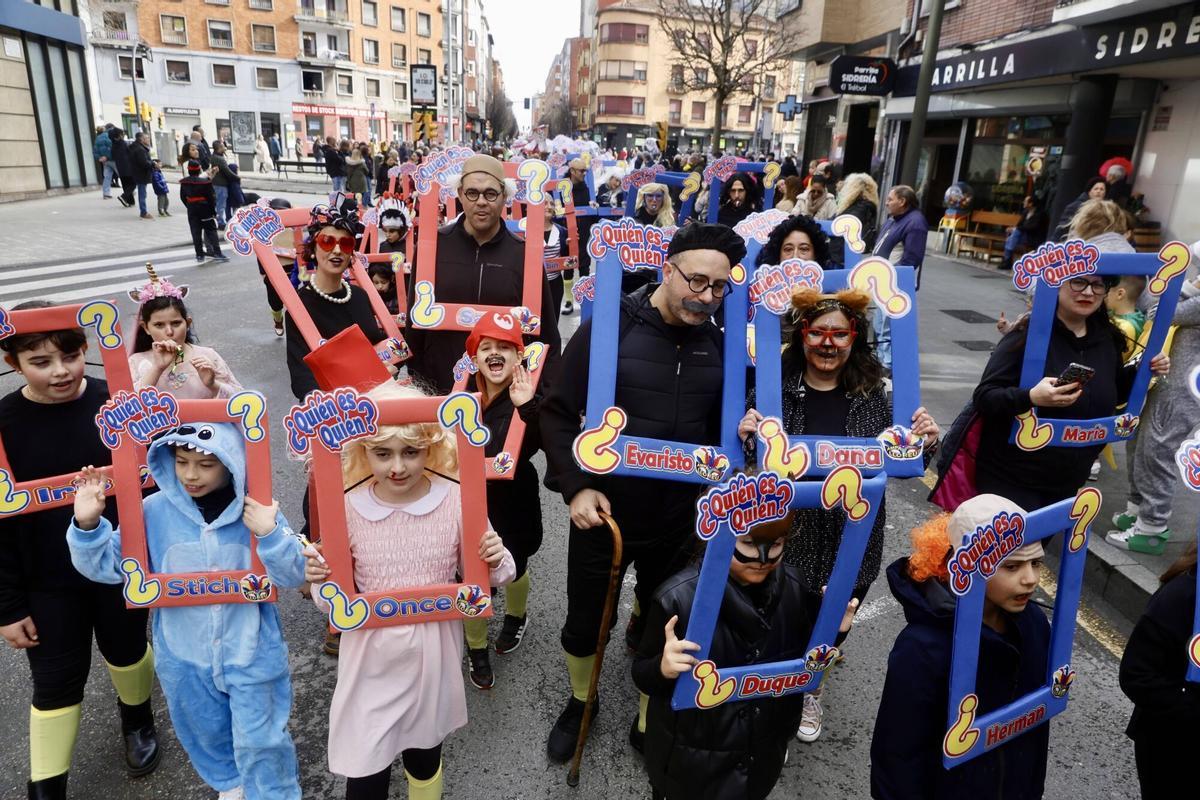 EN IMÁGENES: La Hermandad de festejos de El Lloreu cierra por todo lo alto el Antroxu en la zona oeste de Gijón en su regreso tras más de una década