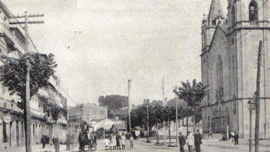 Calle Duque de la Victoria, hoy G. Barbón, e iglesia de Santiago de Vigo, a principios del siglo pasado. En el recuadro, el primer párroco.