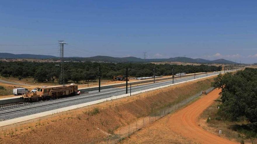 Obras de montaje de vía a la altura de Faramontanos, en el punto que se sitúa el puesto de adelantamiento de trenes de Tábara.