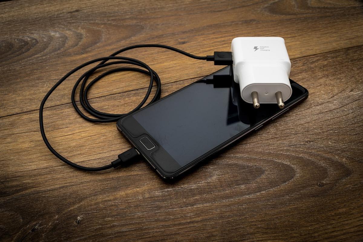 Dejar el cargador enchufado de forma constante puede estropear el cable.