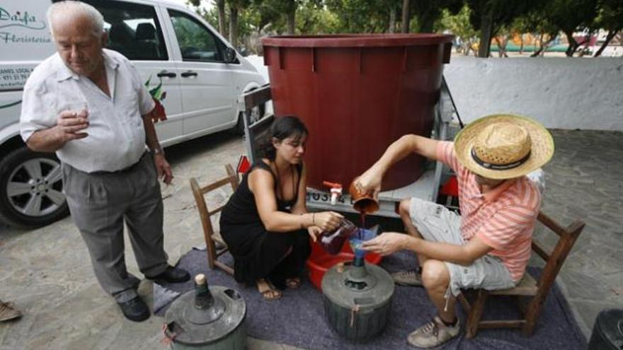 Maribel Juan y Juan Jesús trasegando el vino.