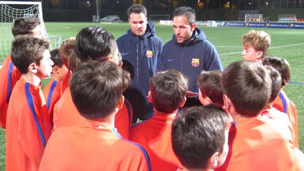 Óscar Hernández y Sergi Milà charlan con sus jugadores.