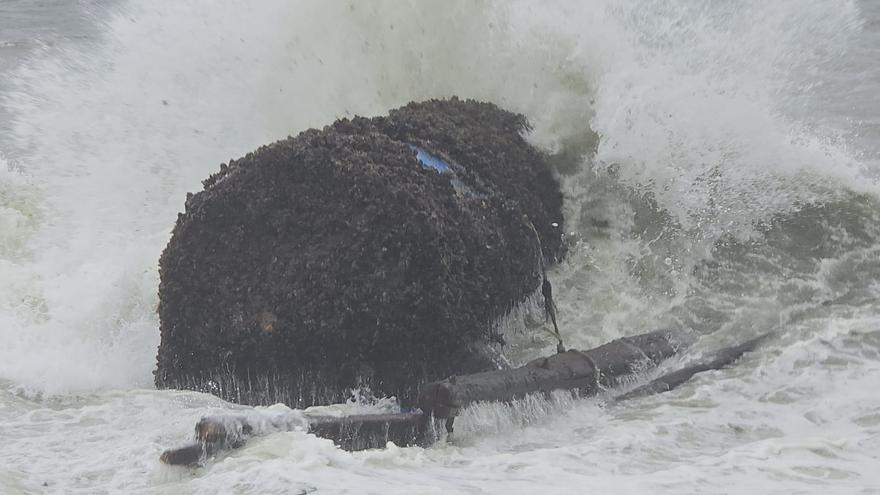 La borrasca Kirk arrastra una batea a la playa de Liméns