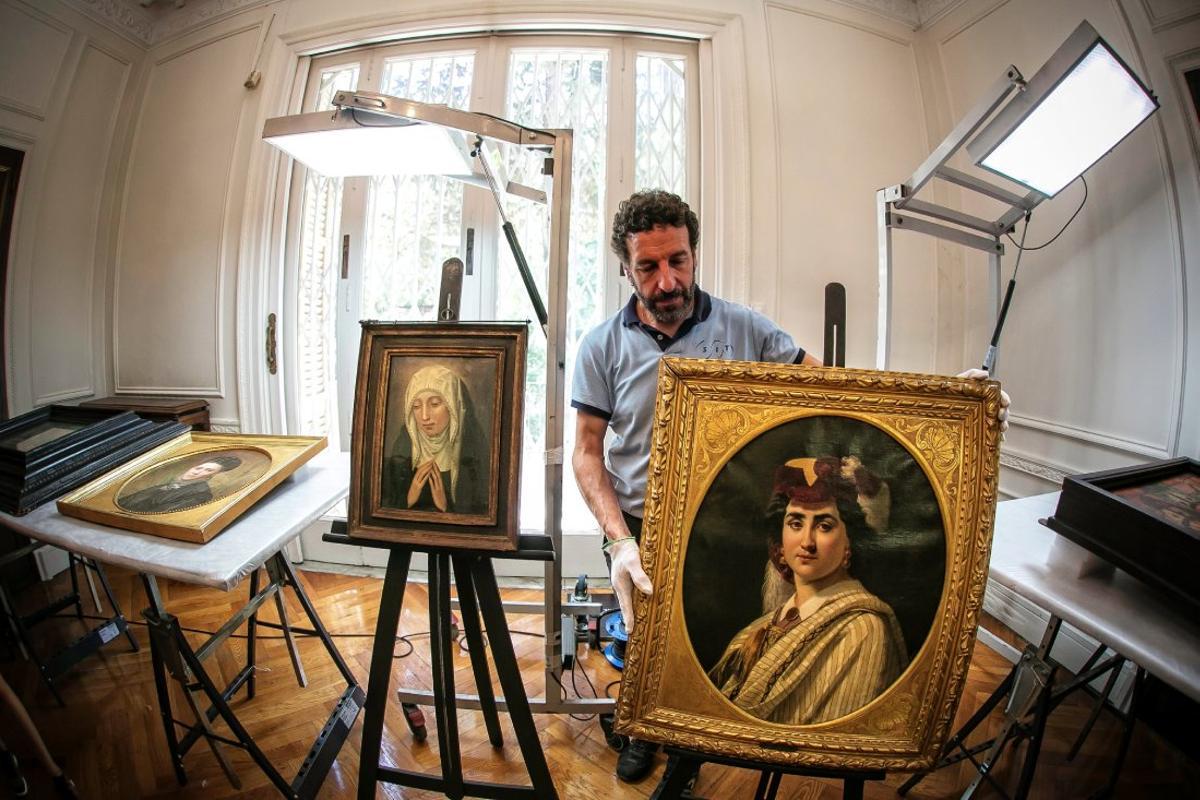 Algunas de las pinturas localizadas en 2018 en una propiedad de las hijas de Muñoz Ramonet y que se entregaron por orden judicial a Barcelona.