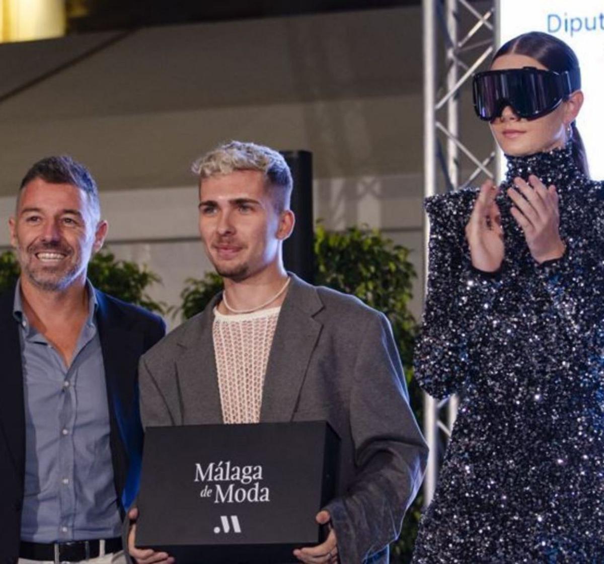 El diseñador malagueño Raúl Doña, con el Premio al Talento y Creatividad de Málaga de Moda.
