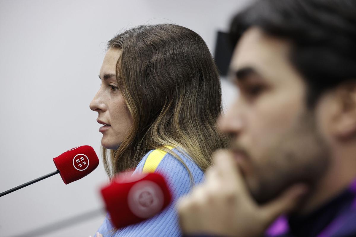 GRAFCVA1730. CASTELLÓ, 23/01/2026.- La jugadora del Barcelona Alexia Putellas durante la rueda de prensa previa a la final de la Supercopa de España Femenina que el equipo va a disputar mañana contra el Real Madrid. En la imagen Putellas junto a su técnico Pere Romeu. EFE/Manuel Bruque