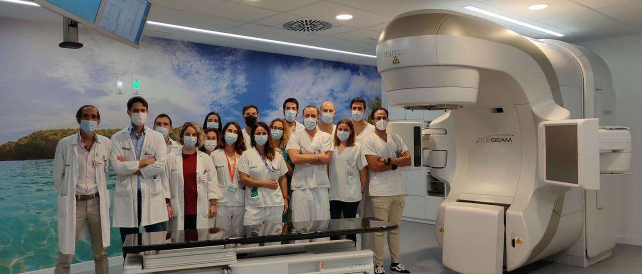 El equipo de Oncología Radiológica, delante de un fondo de calma y sosiego en el General.