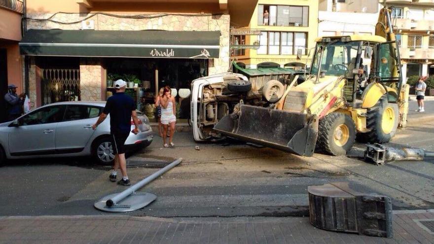 Imatge de l&#039;excavadora amb el camió bolcat de la brigada municipal, ahir a la plaça Lledoners de Torroella · Diari de Girona