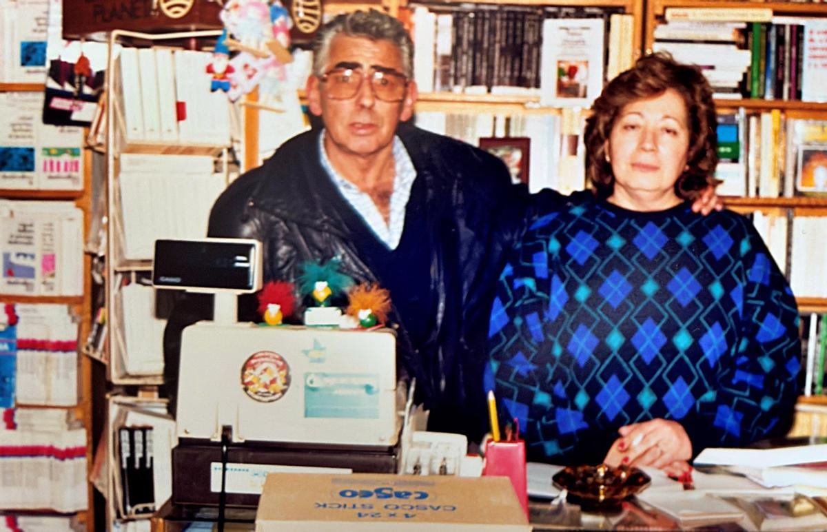 Mercedes, junto a su marido Santiago, en la Librería Papelería Santander