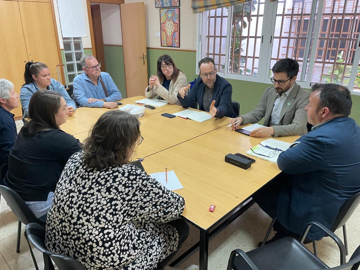 El socialista Héctor Díez se dirige a los vecinos durante la reunión mantenida con ellos para analizar la situación del barrio de San Antón en Elche