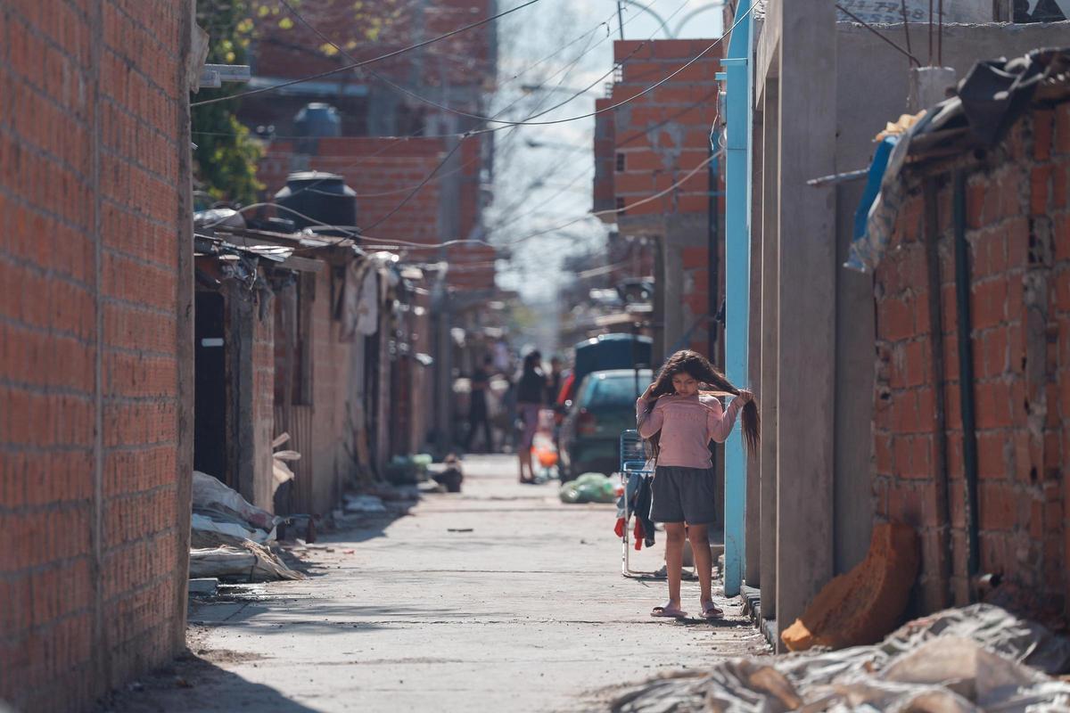 Una calle de un barrio marginal de Buenos Aires, este jueves.