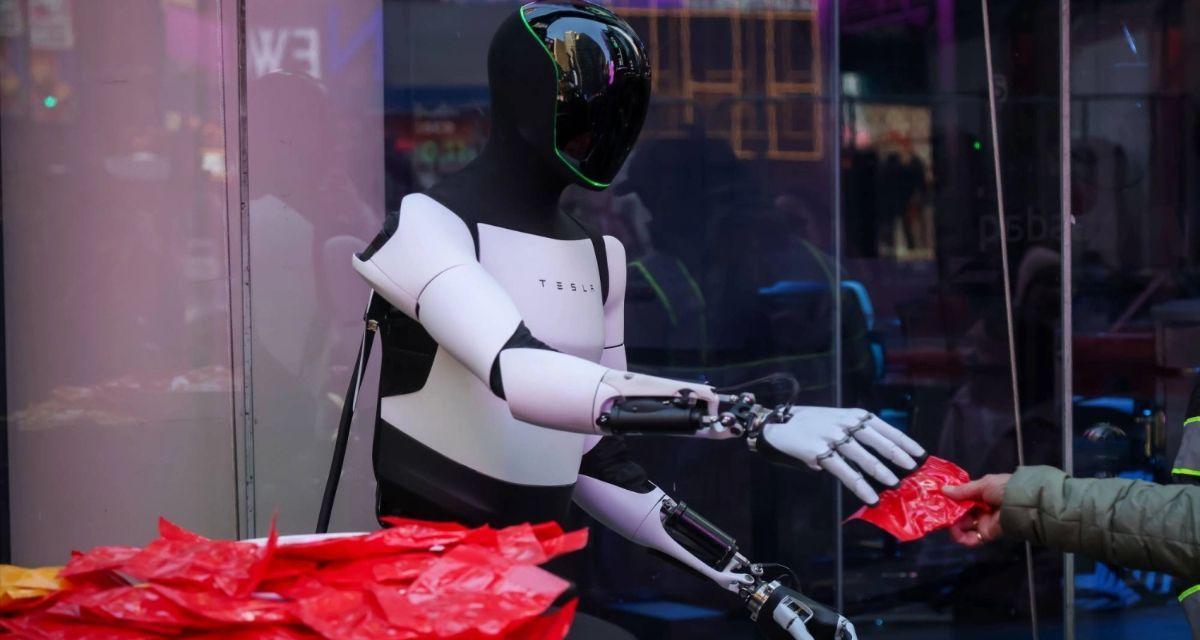 Un robot Tesla Optimus reparte dulces frente al Nasdaq MarketSite en Nueva York en 2025.