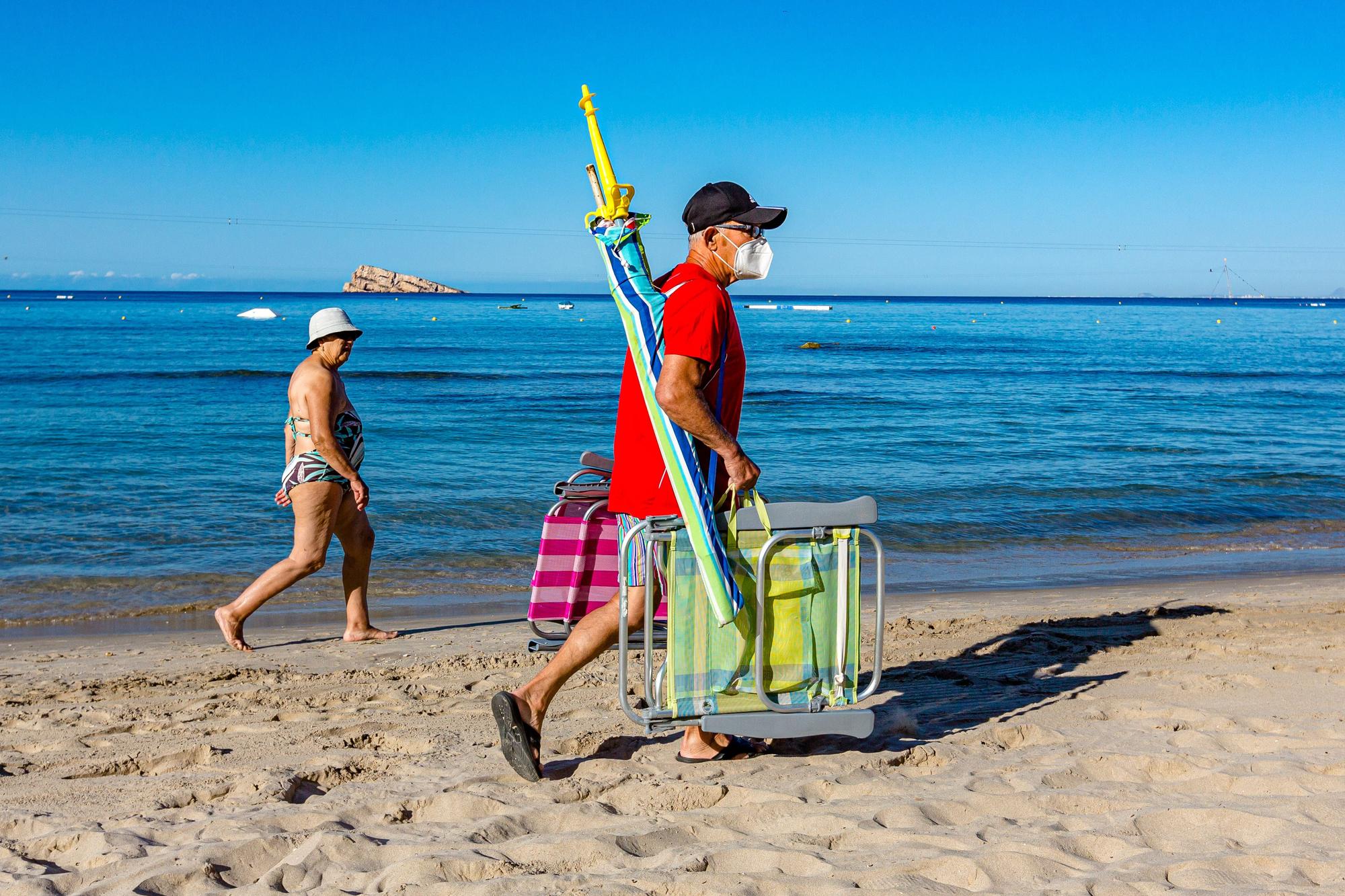 La polémica por la «reserva» de espacio en primera línea vuelve un verano más a Benidorm