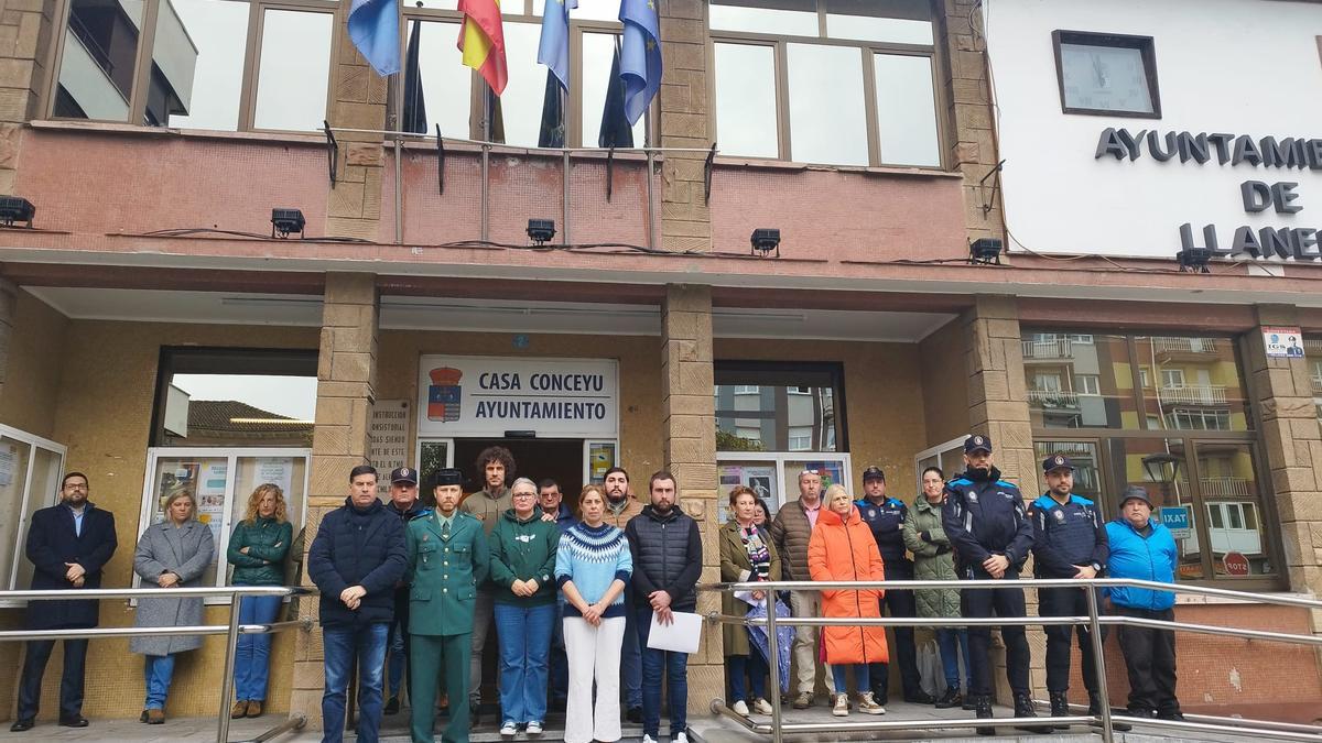 Miembros de la Corporación, trabajadores, agentes de la Guardia Civil y Policía local, esta mañana, en Posada de Llanera.l