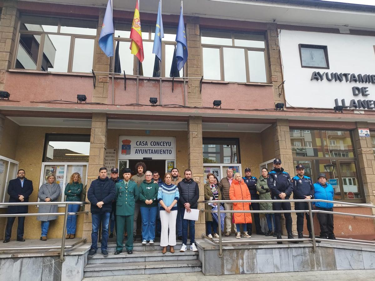 Miembros de la Corporación, trabajadores, agentes de la Guardia Civil y Policía local, esta mañana, en Posada de Llanera.l