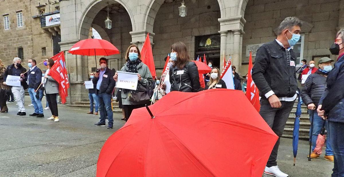 Cientos de personas con pancartas de “Non o cerre da Upo”, anoche en la Plaza Mayor de Ourense. |   // FERNANDO CASANOVA