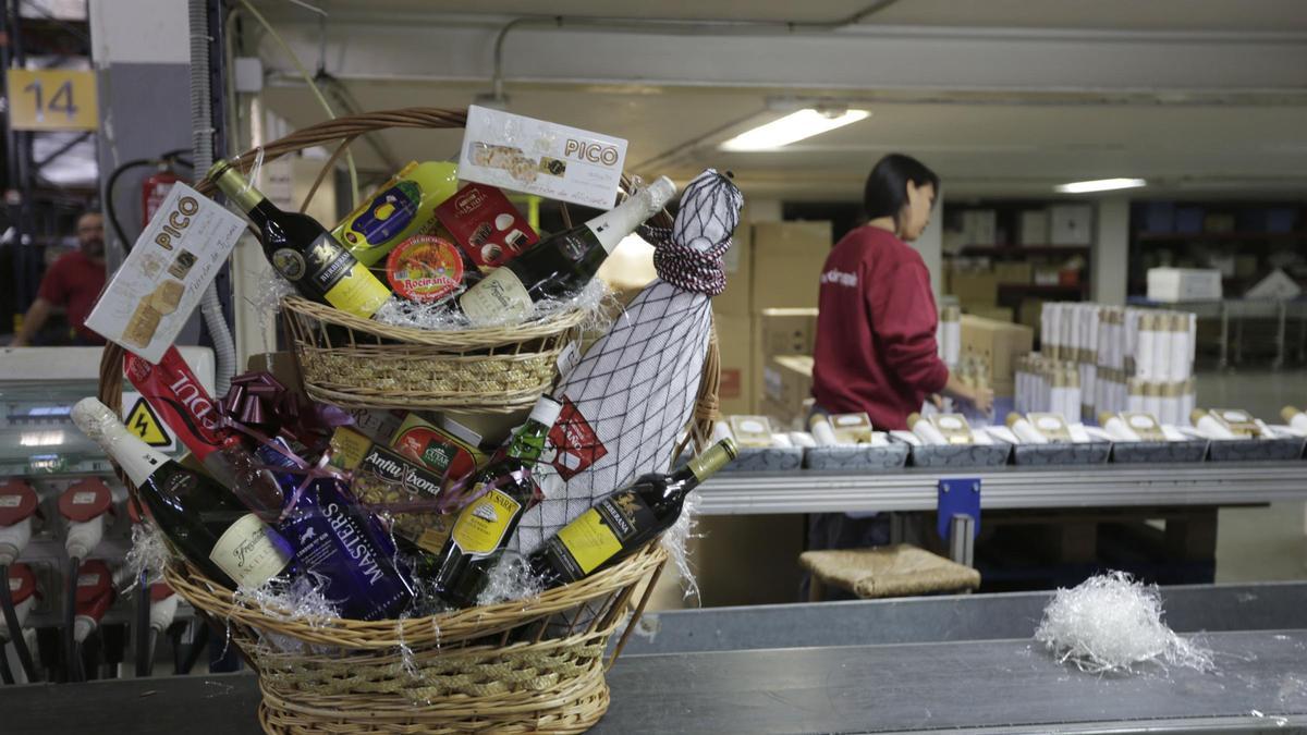 Las cestas de Navidad, regalo muy valorado por millones de empleados en España.