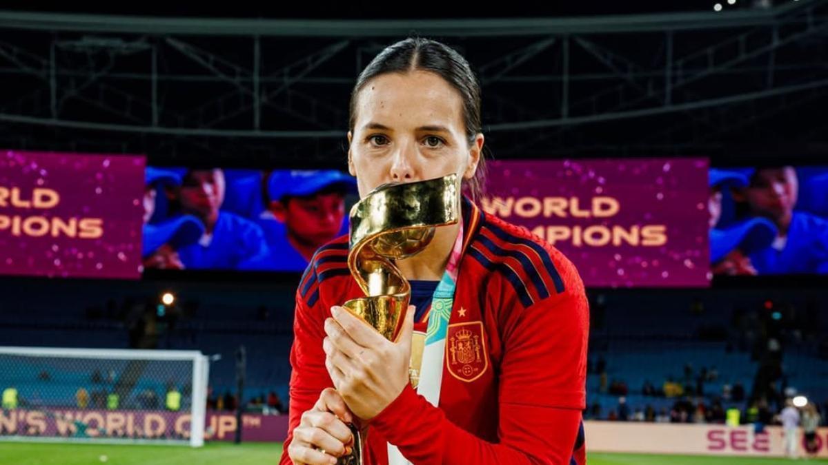 Claudia Zornoza posa con el trofeo del Mundial