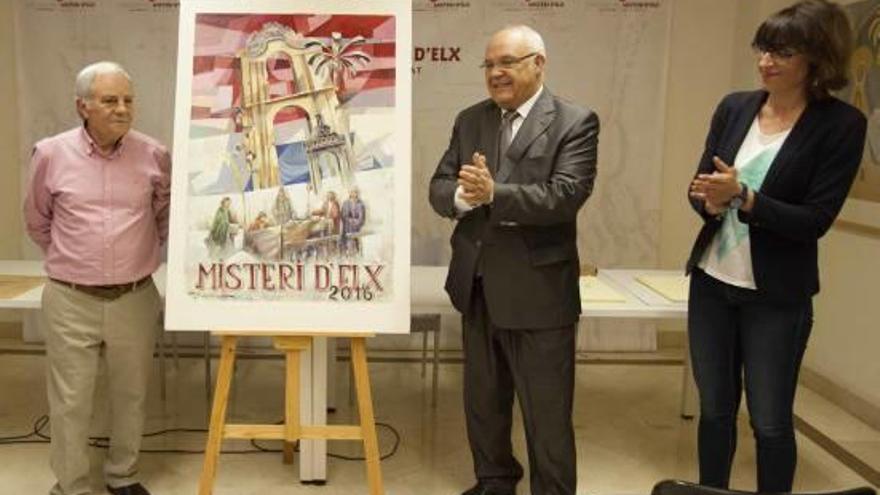 El artista Fernando Sánchez y Juan; el presidente del Misteri, Fernando García; y la edil de Cultura, Patricia Macià, con el cartel.