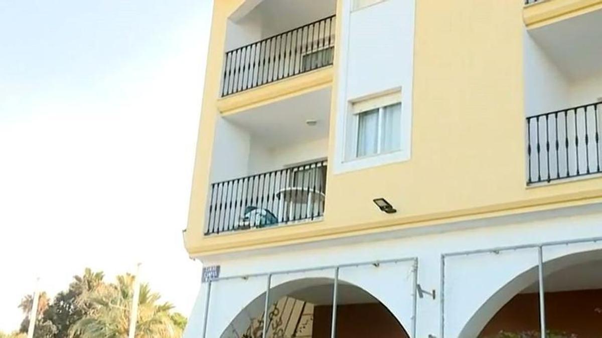 Imagen del apartamento, en la primera planta, en el que estuvo retenida la mujer.