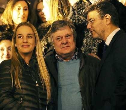 Lilian Tintori, esposa del político venezolano Leopoldo López encarcelado por Maduro; el padre de Leopoldo y el ministro de Justicia, Rafael Catalá.