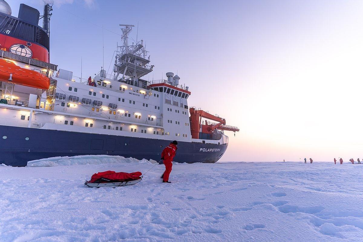 Científicos llevando equipos frente al RV Polarstern