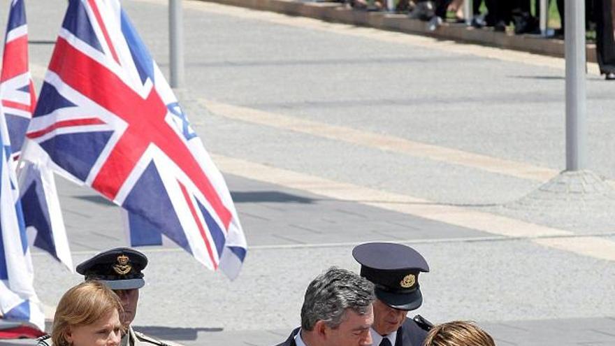 El Primer Ministro inglés, Gordon Brown y su mujer Sara, llegan a Knesset ( el parlamento israelí) , en Jerusalem hoy 21 de julio del 2008 acompañados por la Portavoz de Knesset Dalia Itzik(d).