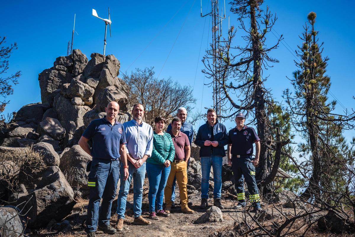 Políticos, técnicos y bomberos durante la visita al repetidor ubicado en Ayosa (Arafo)